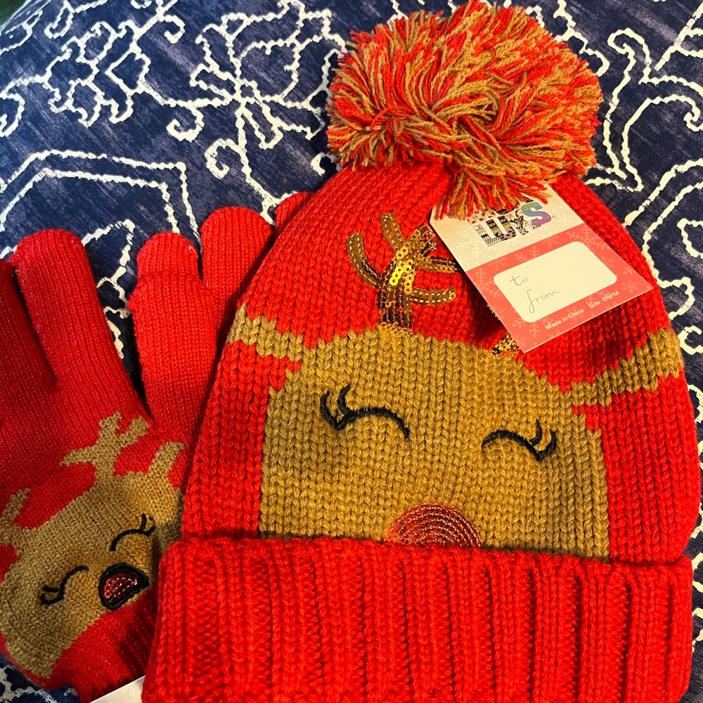 Muk luks hat and gloves, new with tag